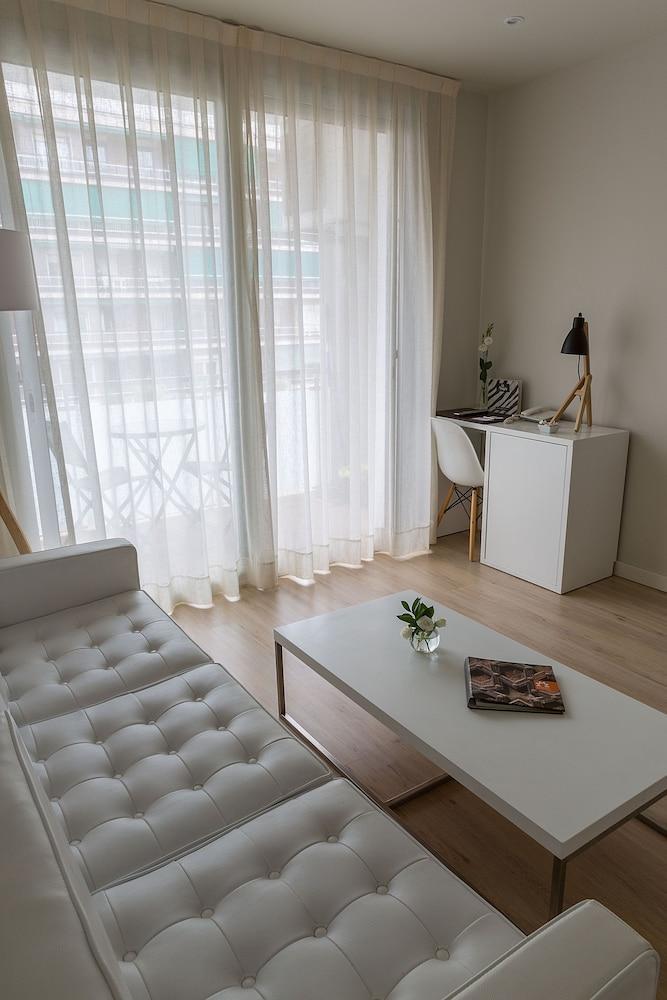 Apartamentos Turisticos Madanis L’Hospitalet de Llobregat Zewnętrze zdjęcie