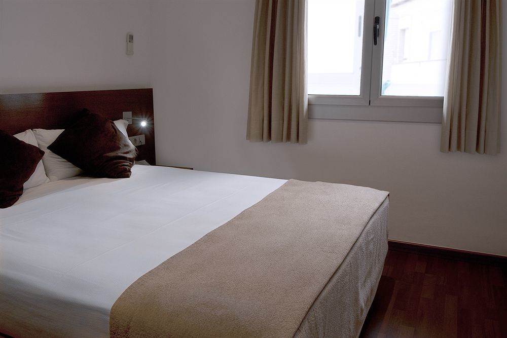 Apartamentos Turisticos Madanis L’Hospitalet de Llobregat Zewnętrze zdjęcie